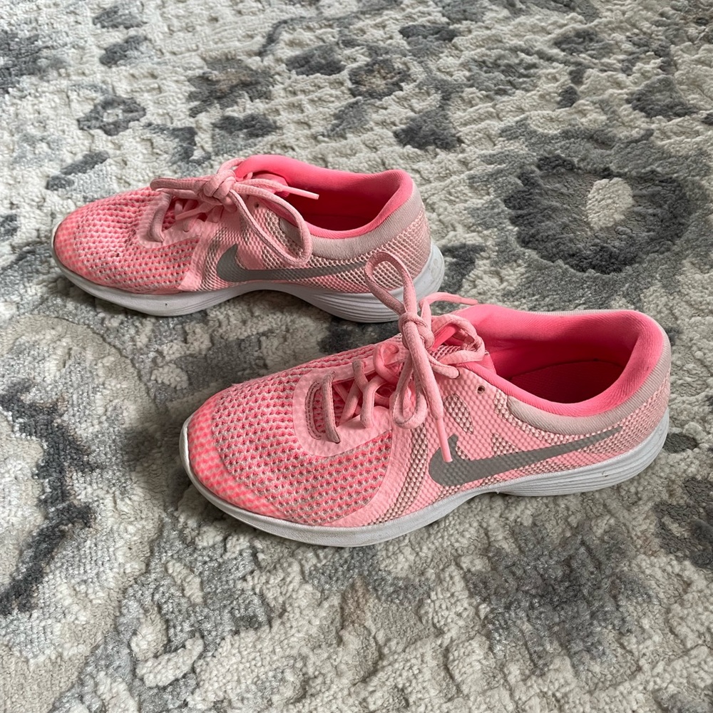 Youth pink Nike sneakers size 4 - Picture 3 of 6